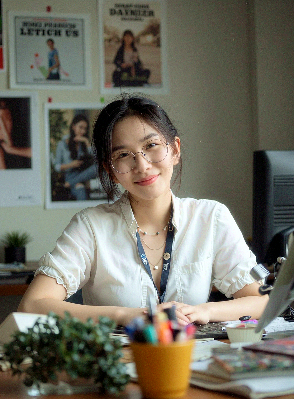 ผู้ก่อตั้ง SheetBridge Web Studio นั่งอยู่ที่โต๊ะทำงาน